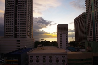 马尼拉湾的黄昏天空