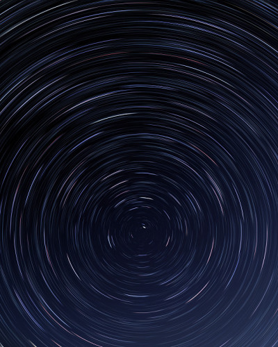 平滑的彩色星迹围绕北极星北极星