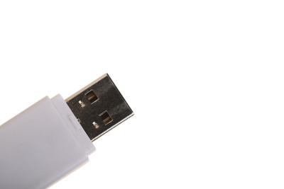 USB闪存驱动器隔离在白色背景。俯视图