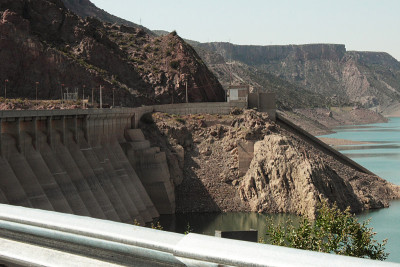 位于Cañon del Atuel的Dique Valle Grande河水库内的景观