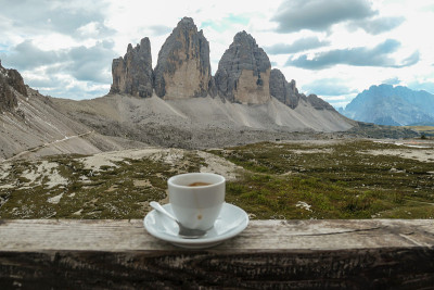 在意大利Dolomites著名的Tre Cime di Lavaredo (Drei Zinnen)