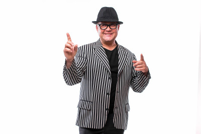 穿着西装的帅气男子在白色背景上展示不同的手势