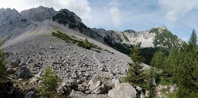 卡拉万克山脉的山脊从公路穿过巴伦塔尔山谷到奥地利克拉根福特Hütte