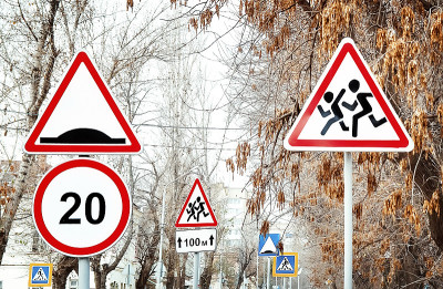 市中心的道路上有很多不同的路标。