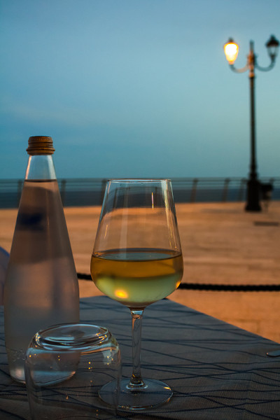 日落之后的白葡萄酒杯