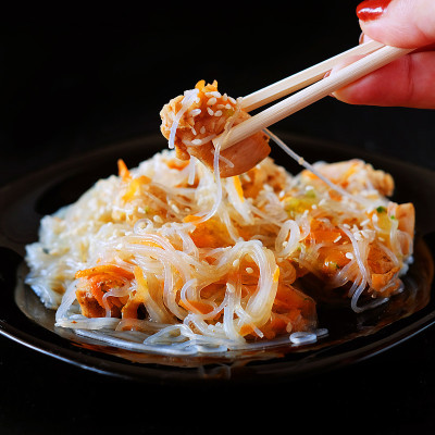 亚洲的传统食品。鸡肉炒米粉，蔬菜片撒芝麻。