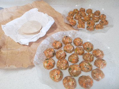 制作猪肉，虾，烧麦和肉丸，广东点心，香港
