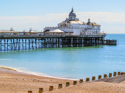 英国英吉利海峡的伊斯特本码头和海滩