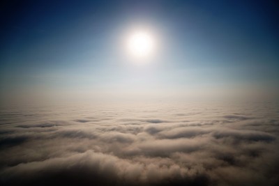 太阳和天空鸟瞰图上的云