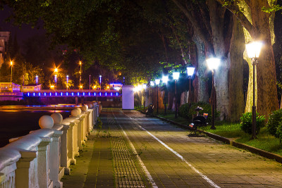 索契河堤岸夜景