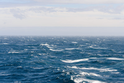 波涛汹涌的海面