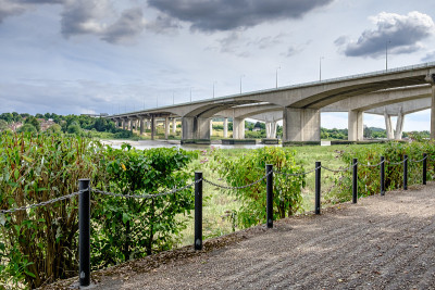 一个新建的高速公路桥的近景，跨越一个大的水进口在英国。