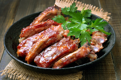 在煎锅里烤排骨