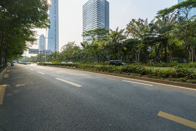 中国深圳的城市道路和现代化办公大楼