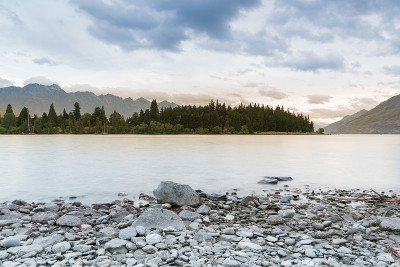 皇后镇水湖以山为背景