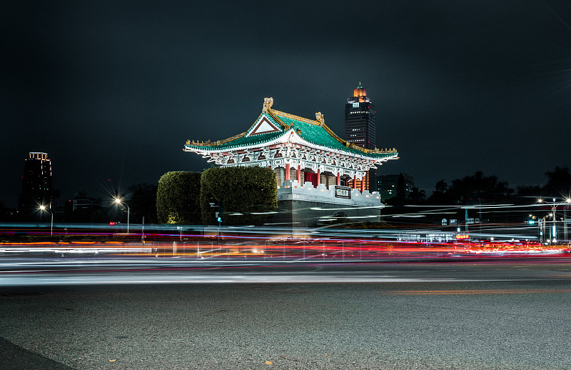 夜间“东门”交通圈。美丽的东门，从傍晚的交通灯光痕迹。台北,台湾