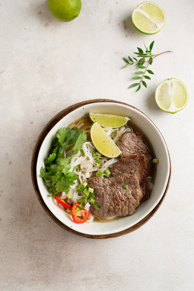 越南Pho-bo汤。米粉和牛肉。亚洲食品。越南菜。酸橙