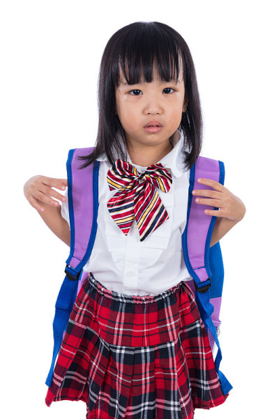 哭喊着拿着书包的亚洲华裔小女生