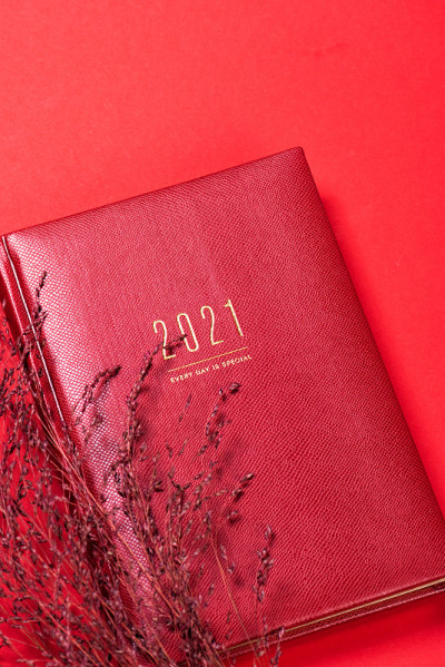 红色皮革日记计划与2021年日历