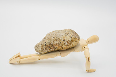 一个在石头上做俯卧撑的禁欲绘画娃娃