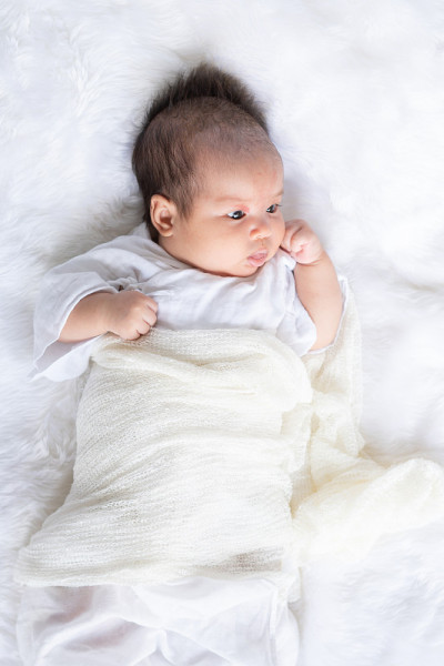 可爱的新生女婴在白色的毯子onÂ nurseryÂ床。Â AdorableÂ新出生的孩子，小男孩的眼