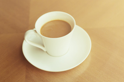咖啡杯放在木桌上