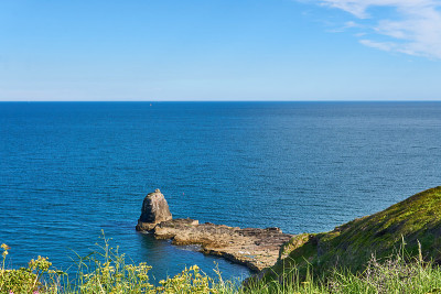 2021年6月04。Brixham,英国。从英国德文郡英国里维埃拉贝里黑德的悬崖上看。蓝色的海洋。岩