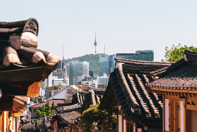 首尔,韩国。观景城市和北川韩屋村与北塔。股票的照片。