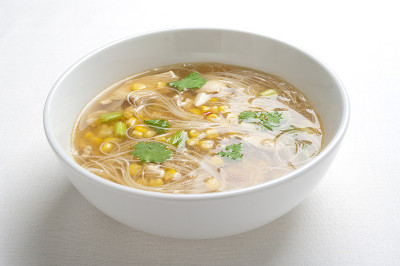 泰国鸡肉，玉米和面条汤