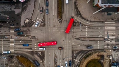 不同大小的汽车在塔尔图的道路上行驶