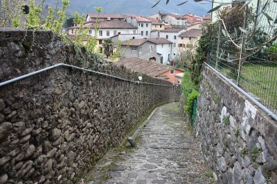在意大利的一个古老的中世纪村庄Borgo a Mozzano，托斯卡纳风景中的石头和岩石被毁坏的小路