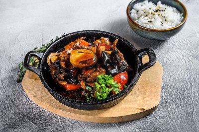 红烧牛肉配米饭。白色背景。俯视图