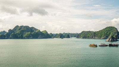 有石灰岩和船只的田园诗般的海景