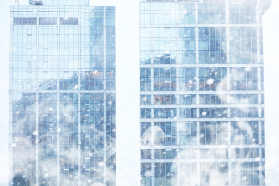 用玻璃和混凝土建造的建筑物。城市里有摩天大楼。