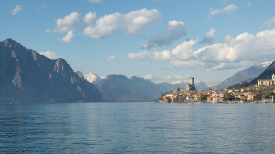 加尔达湖海滩在malcesine