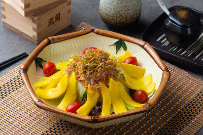 油炸银鱼和芒果沙拉