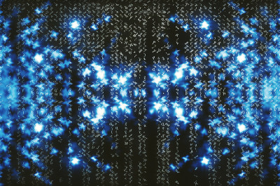 蓝色矩阵数字背景。抽象的网络空间的概念。人物倒了。来自符号流的矩阵。虚拟现实设计。复杂的算法数据黑客