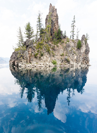 在火山口湖的幽灵船