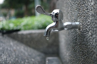 公园里有水的水龙头。关闭了。