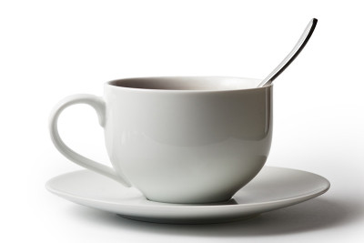 杯中的茶孤立上白。