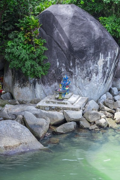 泰国普吉岛的巴东海滩碧蓝的海水