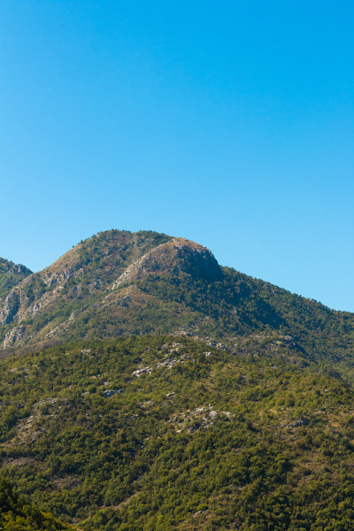 黑山山峰的垂直照片