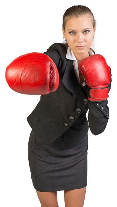女商人戴着拳击手套出拳