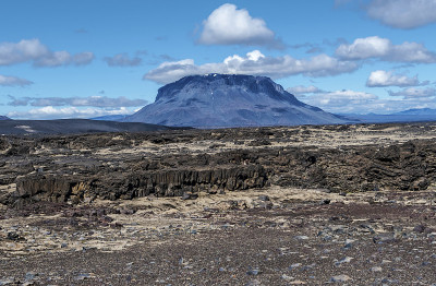从东面看，赫尔杜布雷德火山山和Odadahraun沙漠的熔岩形成是冰岛中部高地的前景