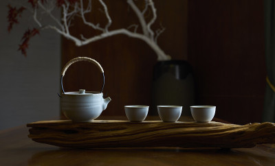 昏暗的茶具