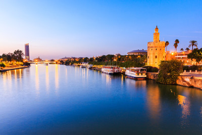 西班牙塞维利亚。瓜达尔基维尔河和金塔(Torre del Oro)