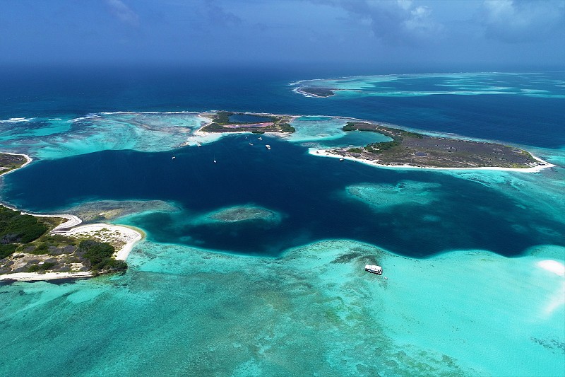 鸟瞰图的岛屿和海滩在Los Roques，委内瑞拉