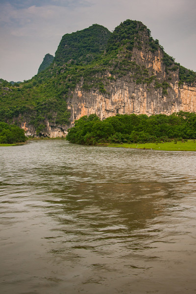 喀斯特山脉和悬崖后的水漓江在桂林，中国。