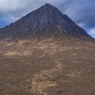 冬季的一天，在苏格兰高地的Buachaille Etive Mor和周围的山脉和山谷中飞行的无人机史
