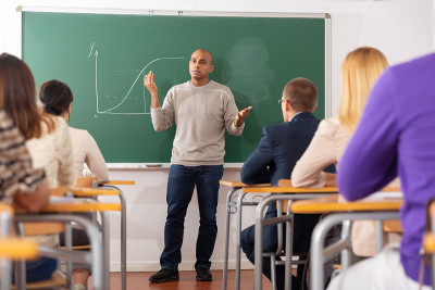 拉丁美洲教授在大学里为成人听众讲课